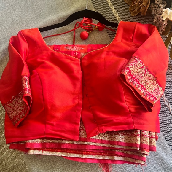 Beautiful red Banarasi saree with blouse - Picture 4 of 4